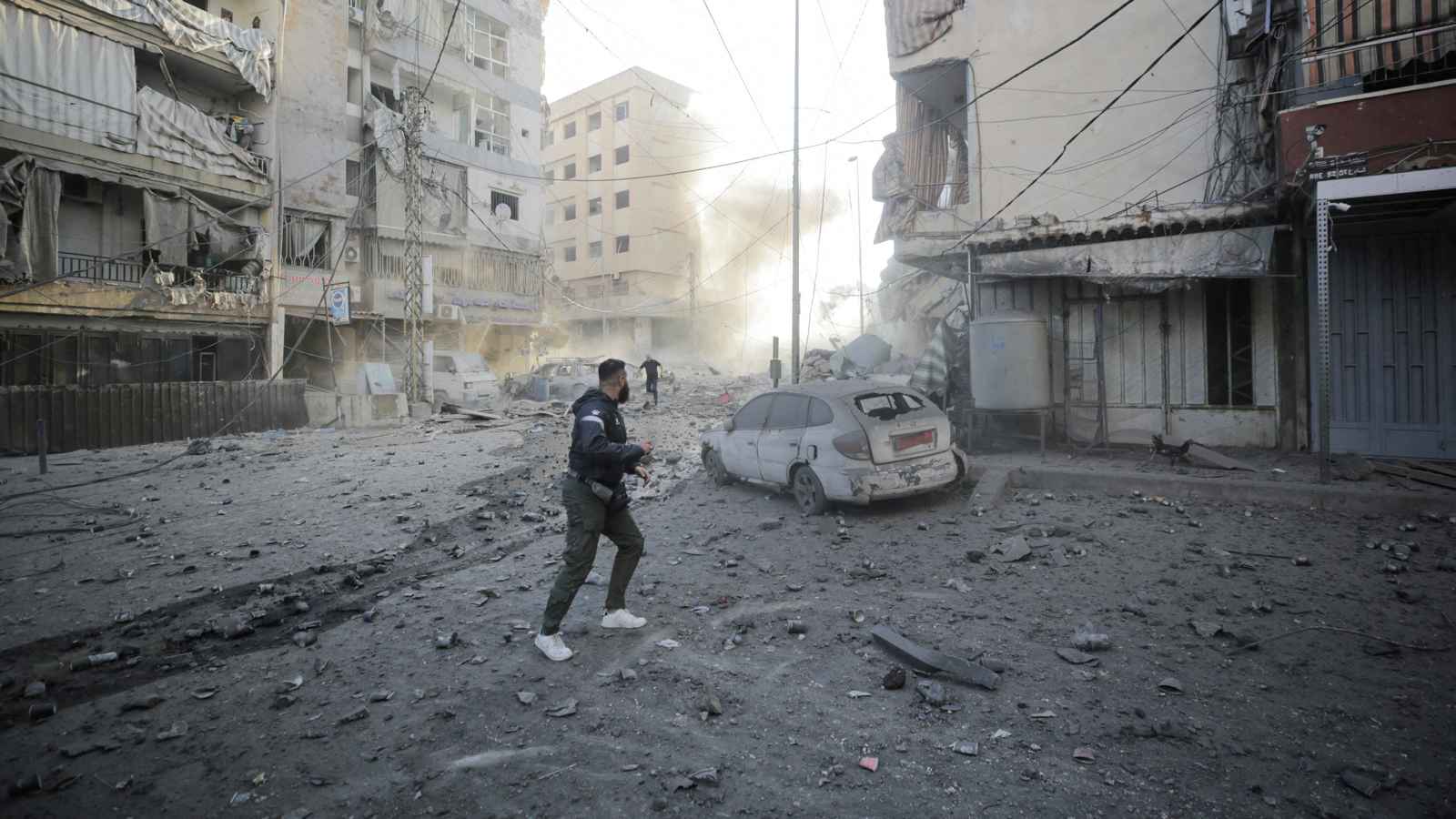 غارة إسرائيلية تقطع طريقا سريعا في لبنان