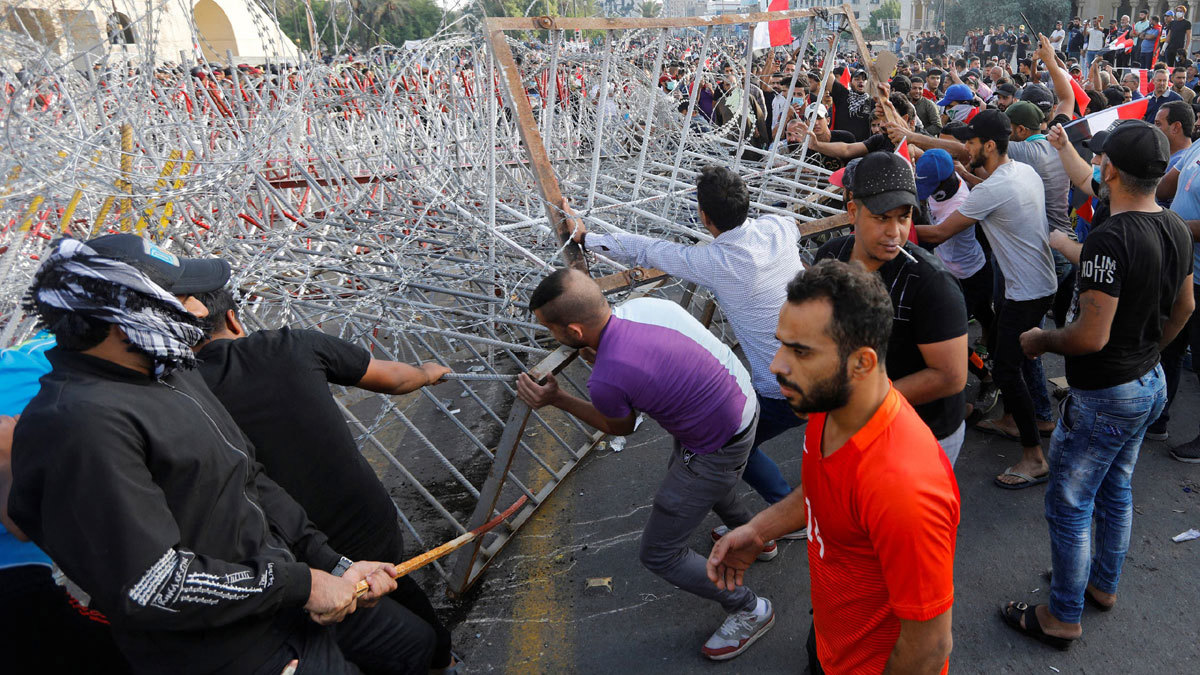 العراق.. محتجون يغلقون طرقًا رئيسة بين المحافظات الجنوبية‎