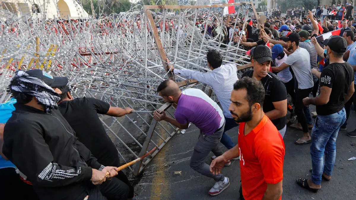 العراق.. محتجون يغلقون طرقًا رئيسة بين المحافظات الجنوبية‎