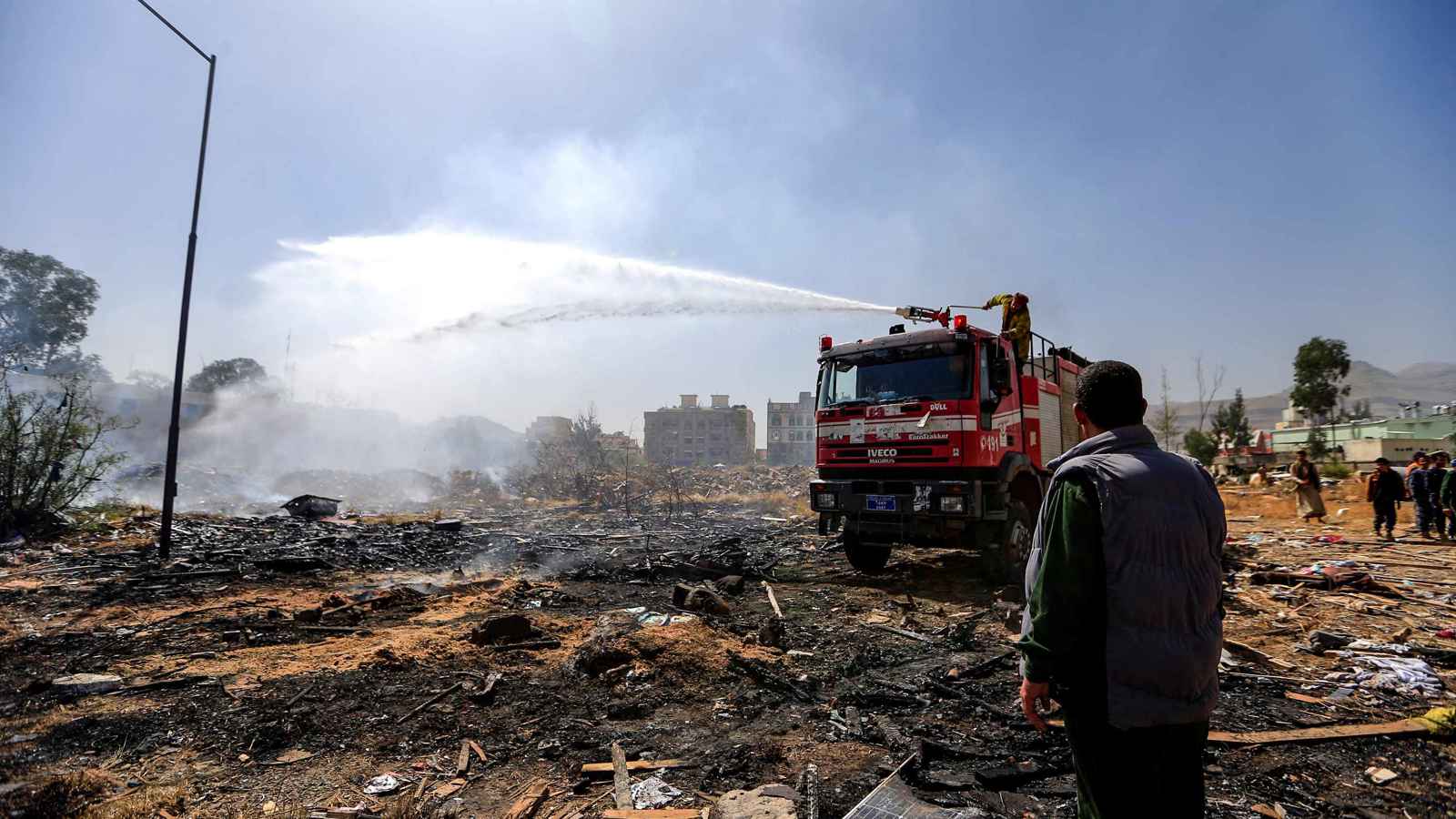 اندلاع حريق كبير وسط حي مكتظ في صنعاء (فيديو)