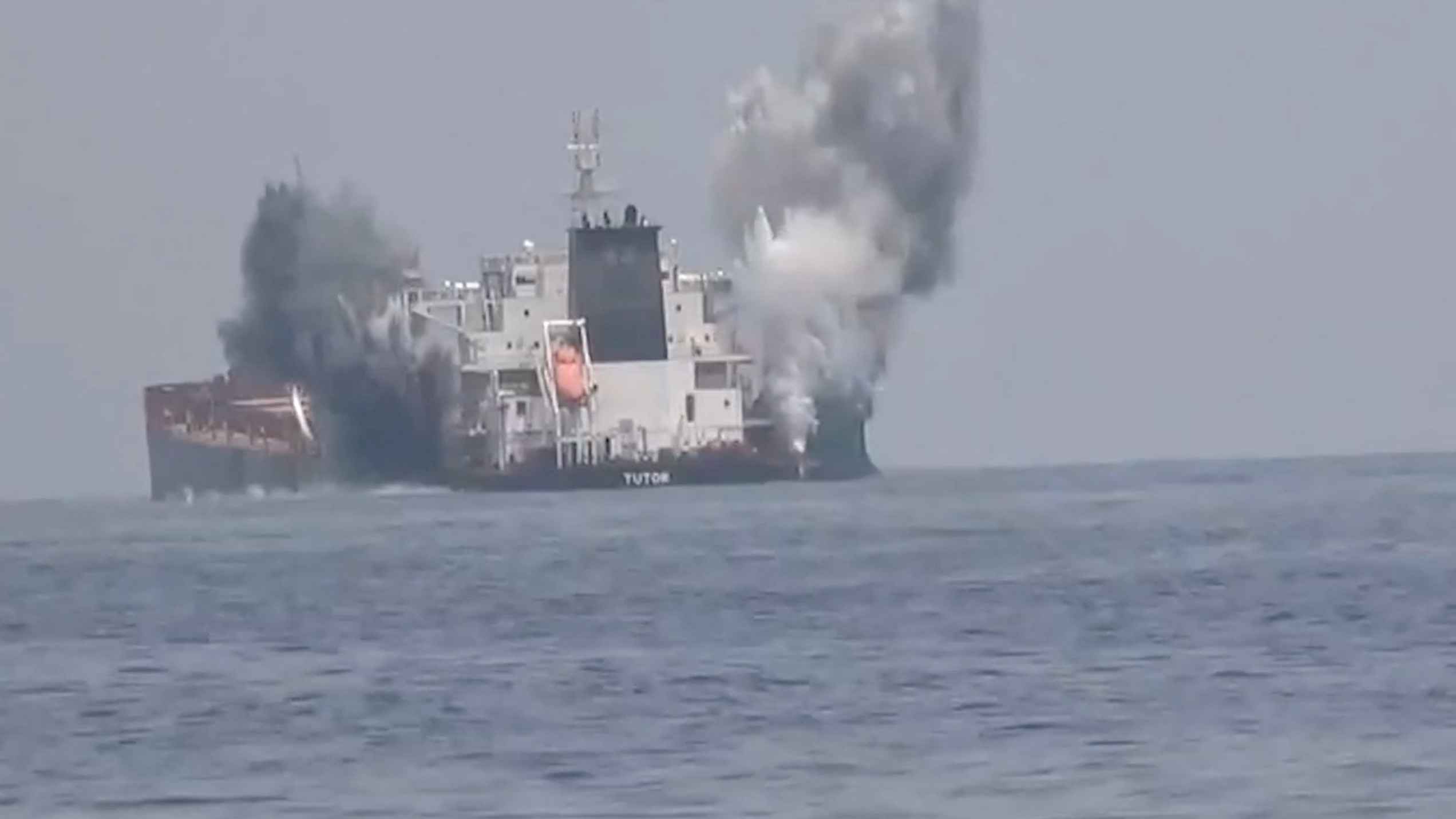 ميليشيا الحوثي تعلن استهداف مدمرتين أمريكيتين في البحر الأحمر