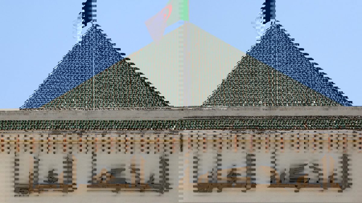 الجزائر.. إحالة ملفات وزيرين سابقين للتحقيق بشبهات فساد