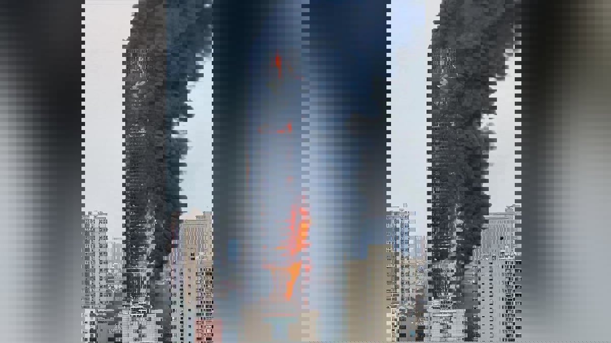 حريق مروع يطال ناطحة سحاب وسط الصين (فيديو)