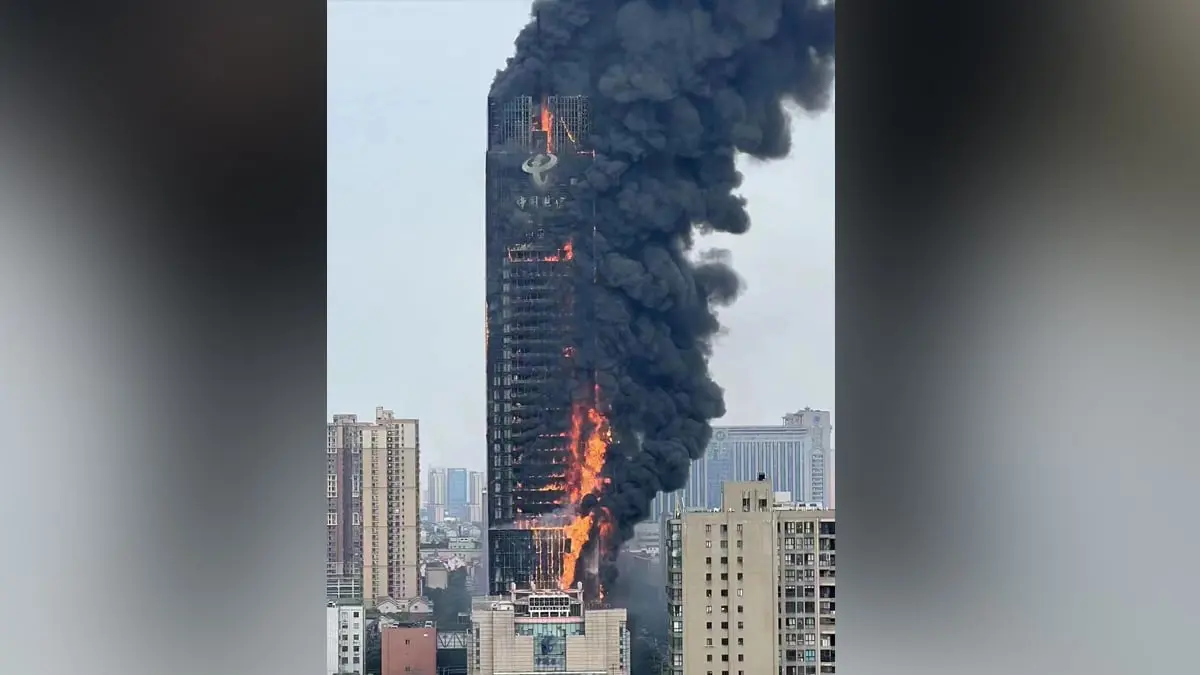 حريق مروع يطال ناطحة سحاب وسط الصين (فيديو)