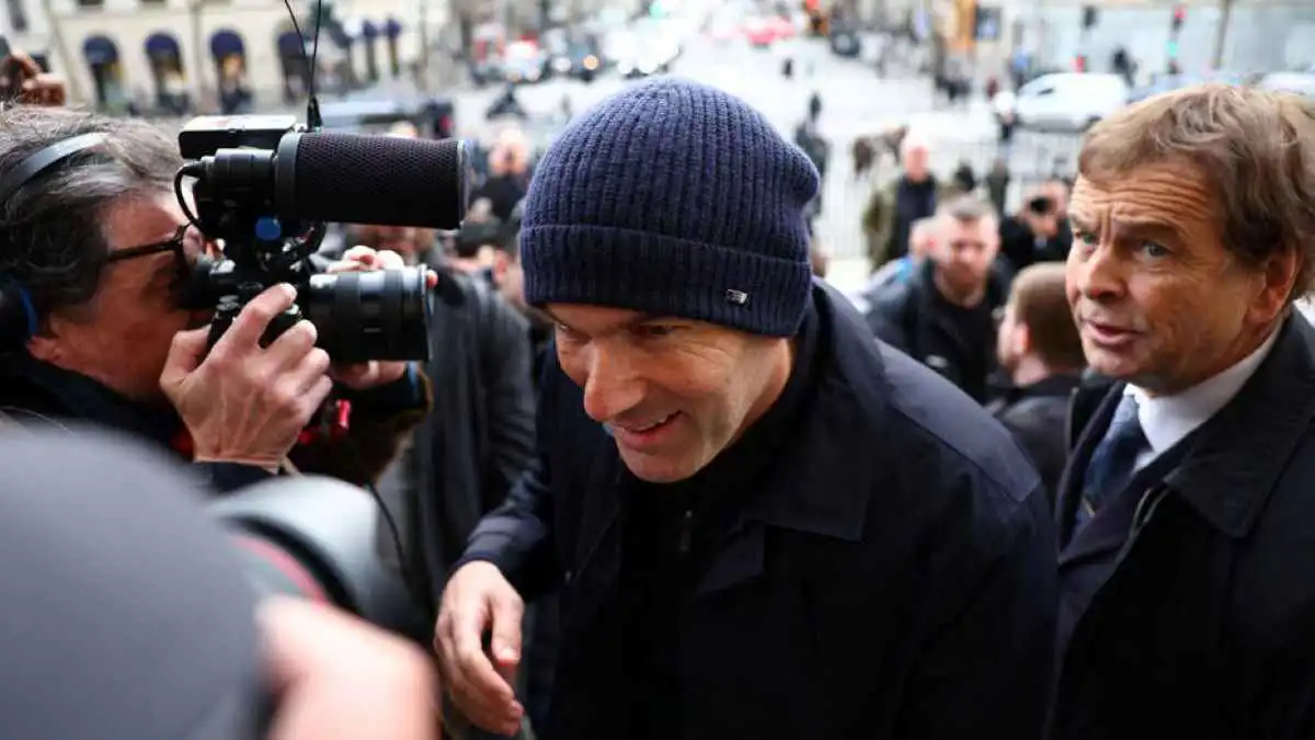 "متى نراك؟".. الجماهير تحرج زين الدين زيدان خلال موكب جنازة كوربيس (فيديو)