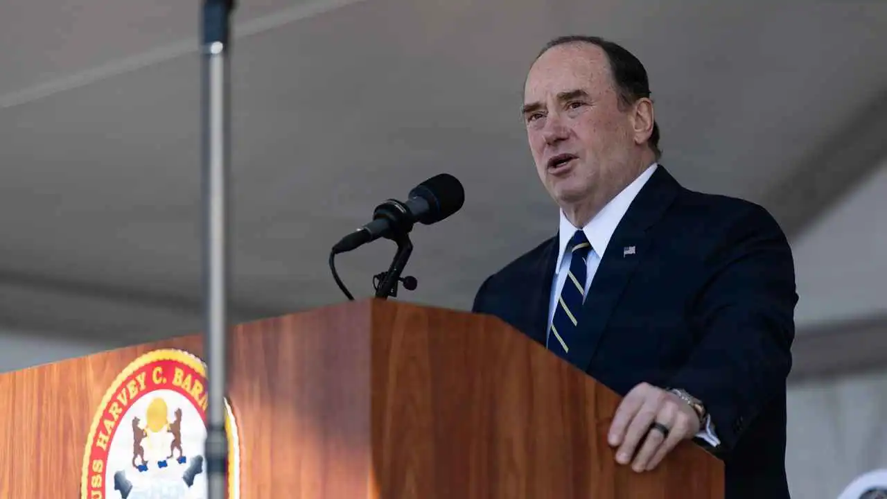 ساعات الفرصة الأخيرة.. كيف حاول وزير البحرية "النجاة" من الإقالة؟