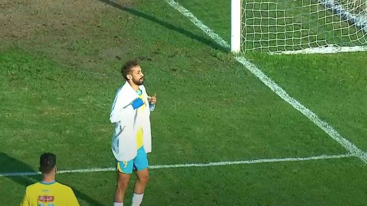 لماذا احتفل مهاجم الإسماعيلي بـ"بالطو الطبيب"؟ (فيديو)