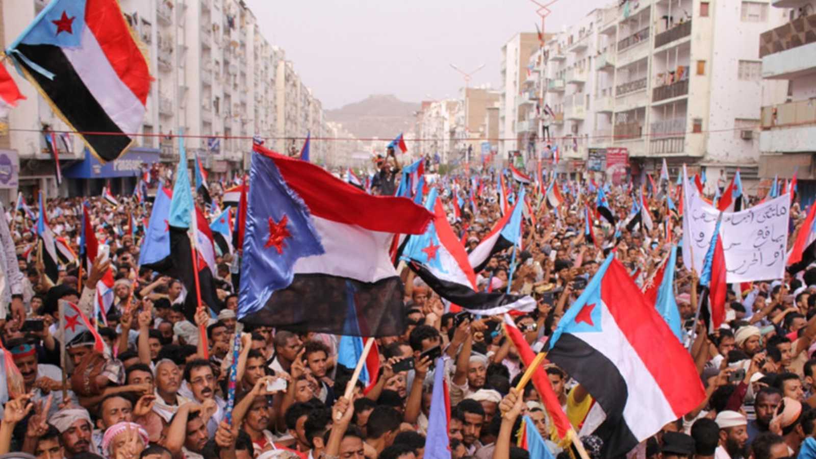 عدن تنتفض.. "مليونية الوفاء" تجدد التفويض للزبيدي وترفض حل المجلس الانتقالي