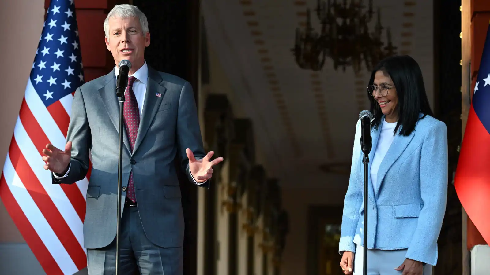 ترامب ينهي الحظر النفطي على فنزويلا ويبعث رسالة للشعب (فيديو)