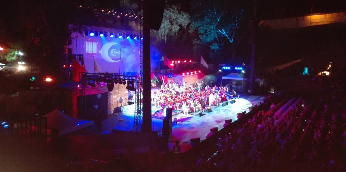 "أنا يقظ" التونسية تقاضي مهرجان قرطاج بسبب قمصان كُتب عليها "لن أسامح"