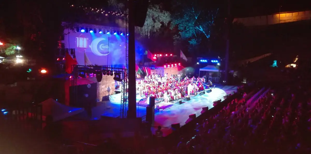 "أنا يقظ" التونسية تقاضي مهرجان قرطاج بسبب قمصان كُتب عليها "لن أسامح"