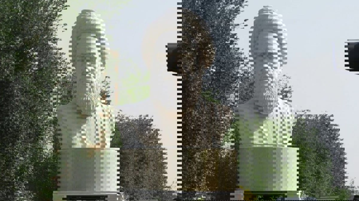 إيران تعتقل شخصاً بتهمة تدمير تمثال الخميني