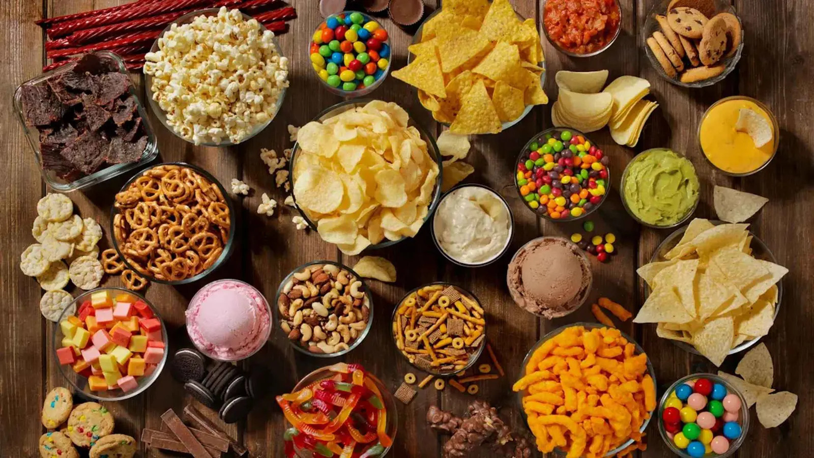 لا علاقة لـ"قوة الإرادة".. لهذا السبب ندمن الوجبات الخفيفة