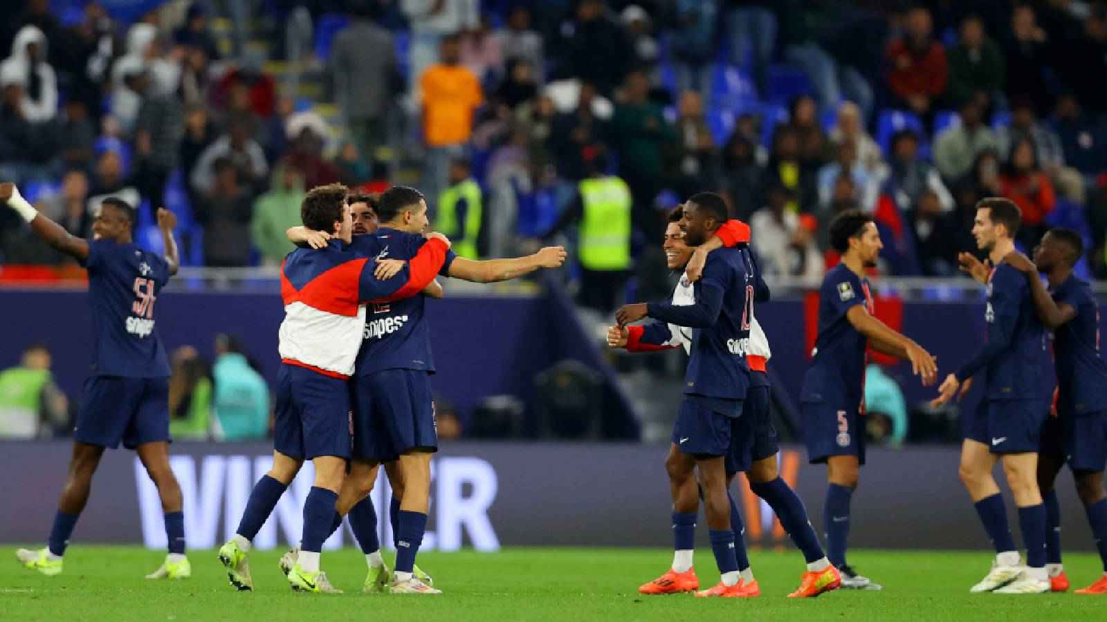 خوف بين لاعبي باريس سان جيرمان بسبب أرضية ملعب "ستاد بريست" (فيديو)