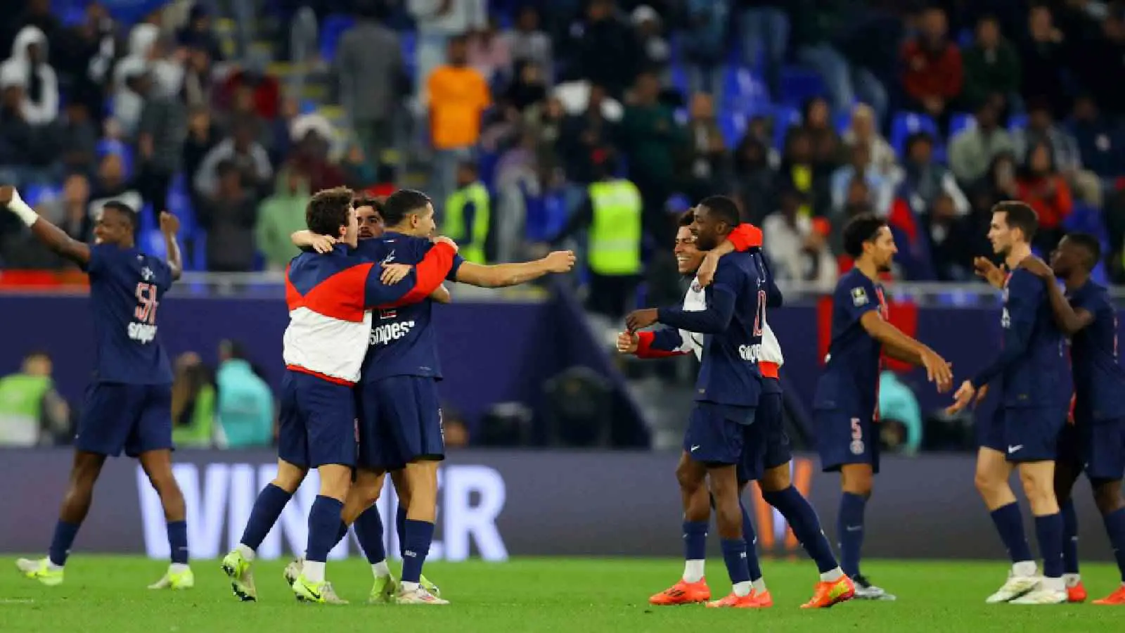 خوف بين لاعبي باريس سان جيرمان بسبب أرضية ملعب "ستاد بريست" (فيديو)