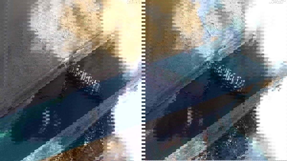 رئيس هيئة قناة السويس: لا يمكن تحديد موعد لتعويم السفينة.. و13 مليون دولار خسائر مصر اليومية جراء الحادث‎ (فيديو)