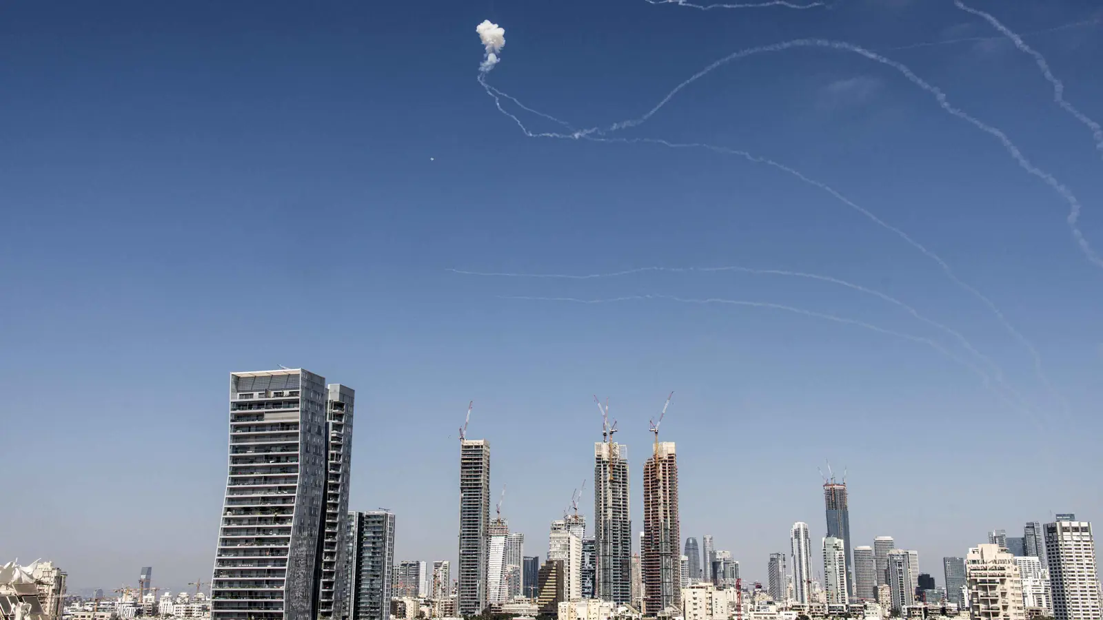 صواريخ زائفة ومسيّرات وهمية.. هكذا "خدعت" إيران الرادارات الإسرائيلية