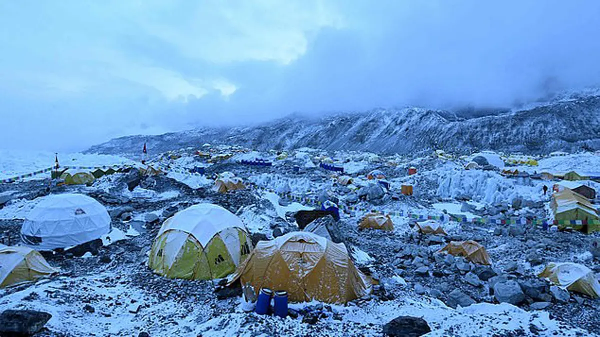 كورونا يضرب أعلى قمة في العالم.. إصابة متسلقين وموظفين في جبل إيفرست