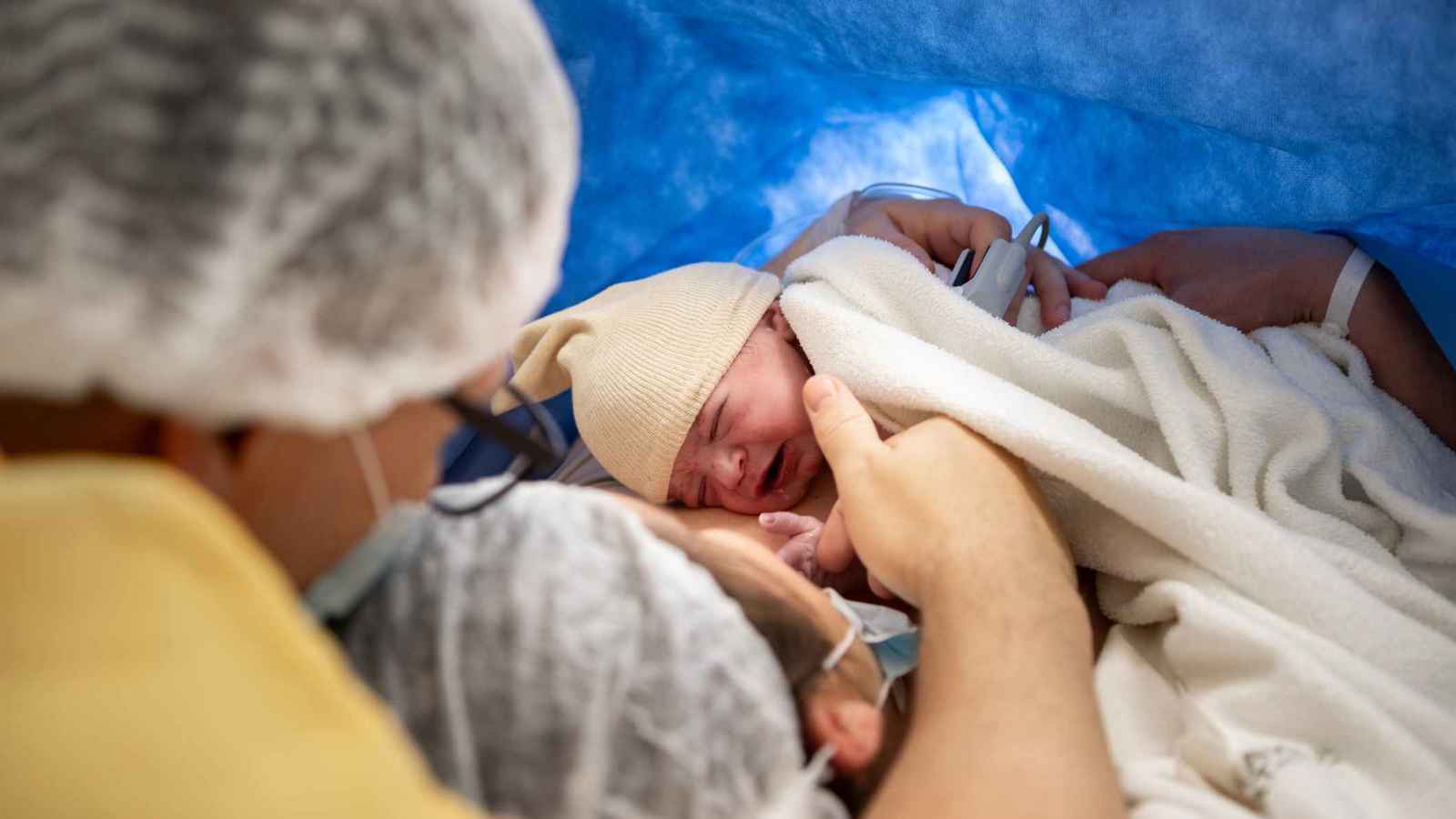 الولادة القيصرية.. مخاطر ومضاعفات قد تصيب الأم