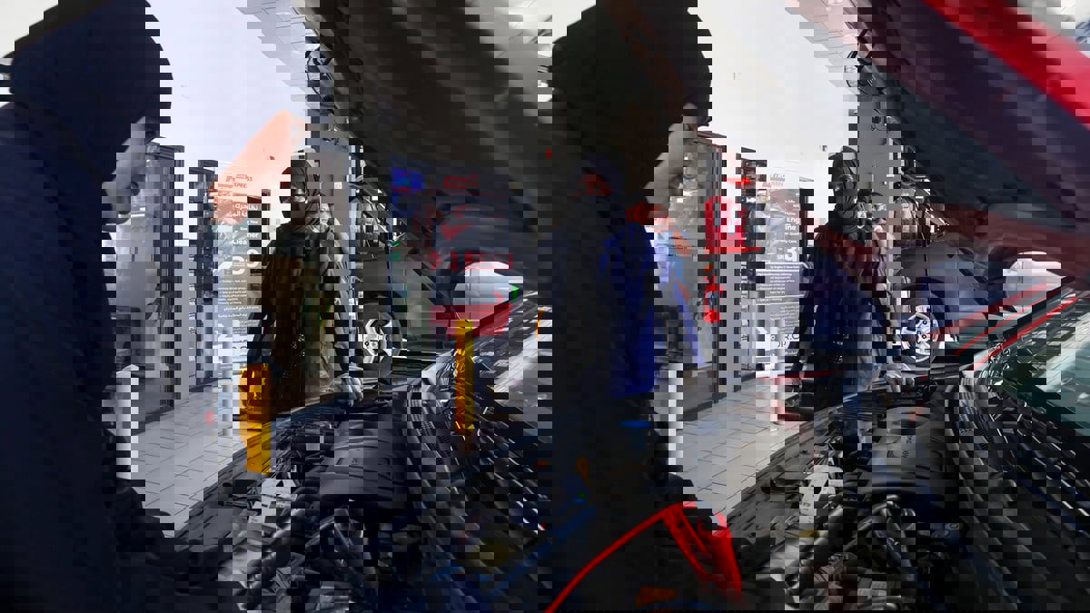 ميكانيكيات سعوديات يزاحمن الرجال في ورشة لإصلاح السيارات