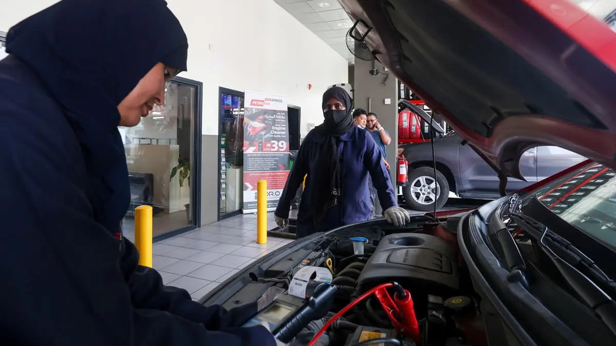 ميكانيكيات سعوديات يزاحمن الرجال في ورشة لإصلاح السيارات