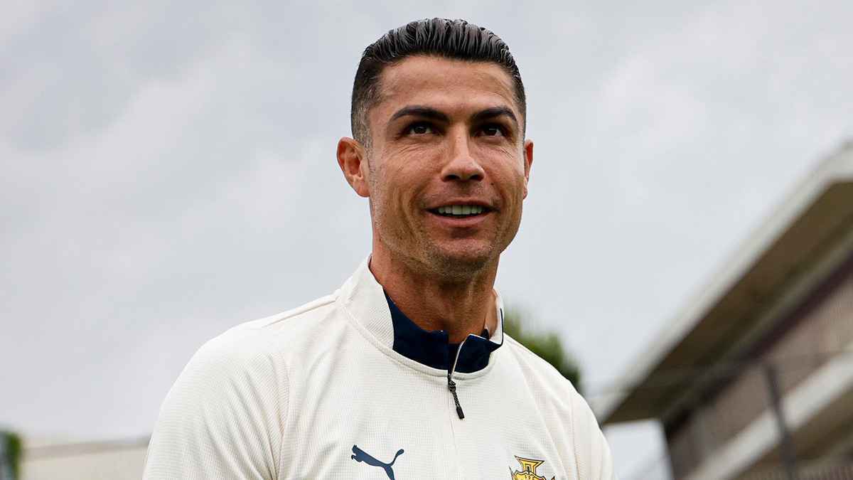 لفتة إنسانية رائعة.. كريستيانو رونالدو يستقبل طفلة مصابة بالسرطان (صورة)