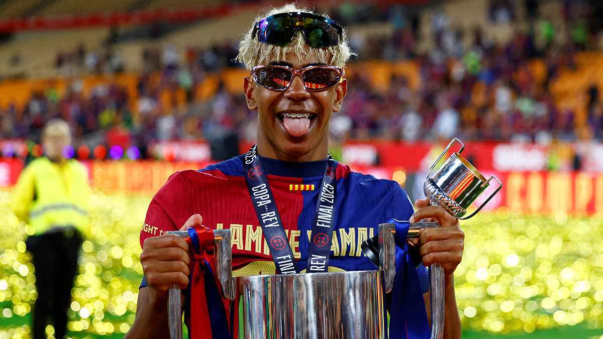 والدة لامين يامال تعانقه وتحتفل معه في الملعب (فيديو)