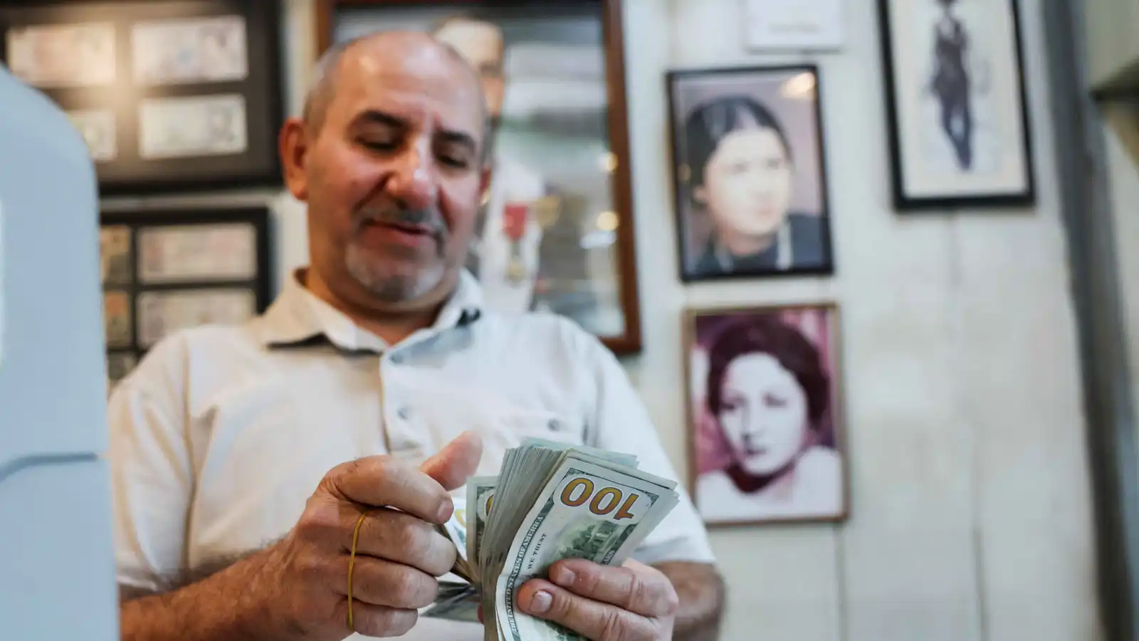 السيولة تنزف والدولار يرتفع.. العراق يدفع فاتورة أذرع إيران