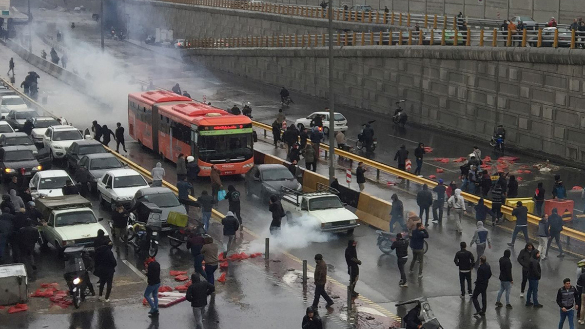 إيران.. اشتباكات في الأهواز وسقوط قتلى من المحتجين وقوات الباسيج