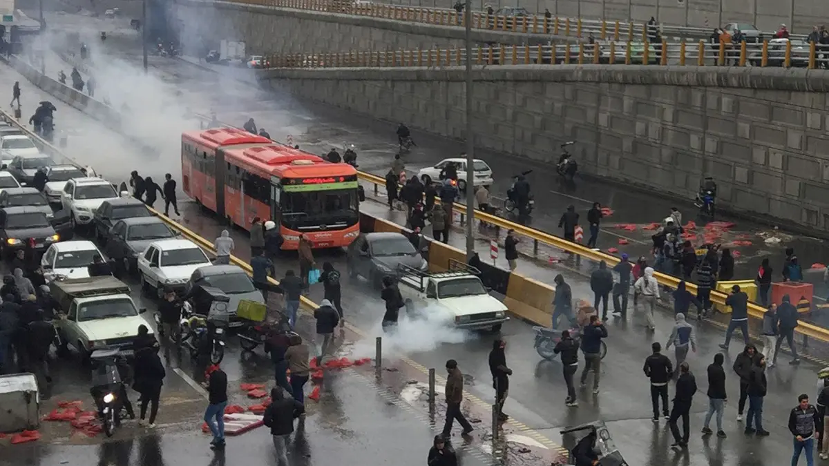 إيران.. اشتباكات في الأهواز وسقوط قتلى من المحتجين وقوات الباسيج
