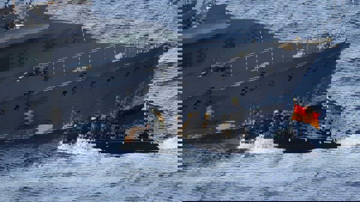 "إيريني" تعترض سفينة في المتوسط للاشتباه في توريدها السلاح إلى ليبيا