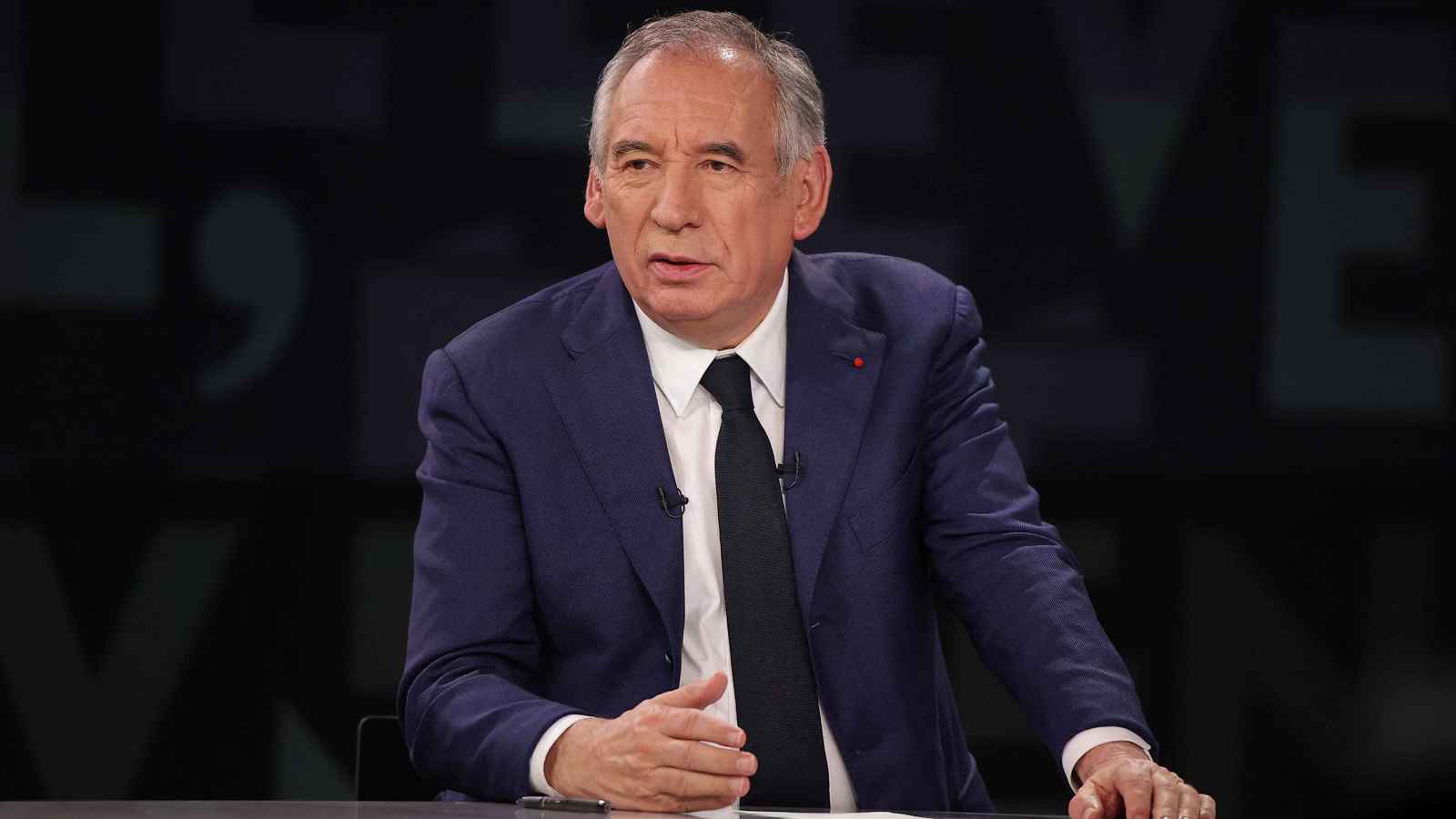 فرنسا.. اليسار يلوح بحجب الثقة عن حكومة بايرو