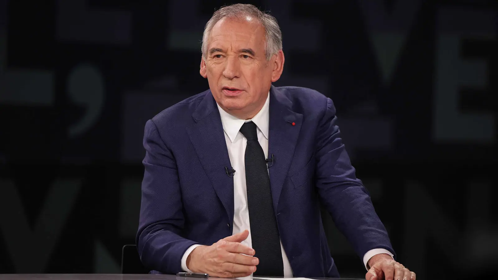 فرنسا.. اليسار يلوح بحجب الثقة عن حكومة بايرو