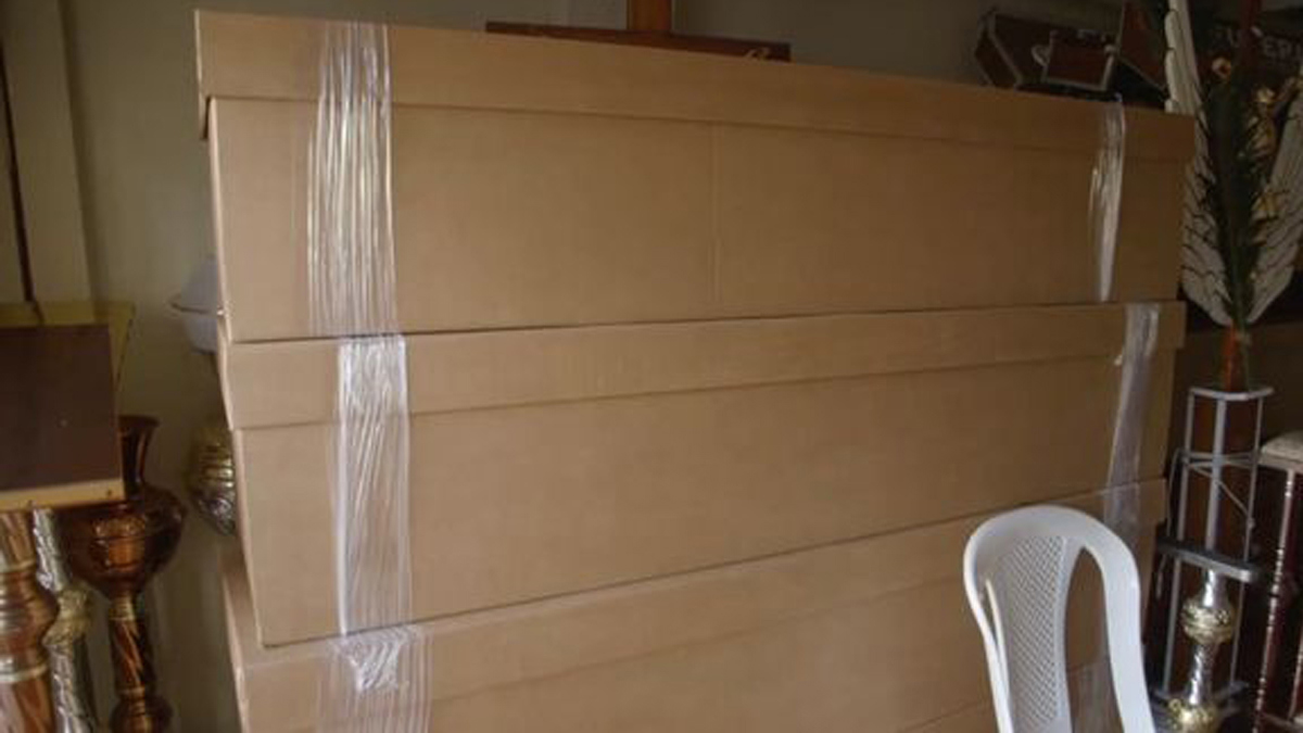 في الإكوادور.. توابيت من الكرتون لاحتواء جثث كورونا (صور)