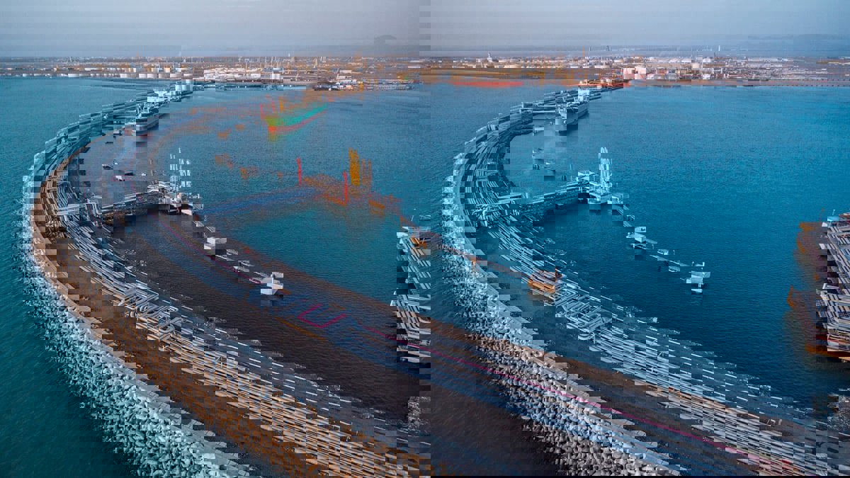 اتفاقية لربط ميناء صحار العماني بشبكة السكك الحديدية الإماراتية