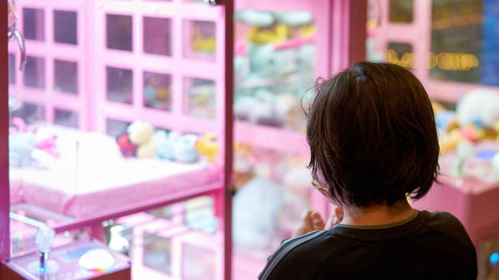 أوهايو.. طفل يعلق داخل ماكينة ألعاب في محاولة لاقتناص دمية (فيديو)