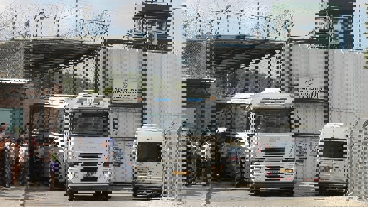 توتر شديد في السجون الإسرائيلية وتحذيرات فلسطينية من المساس بالأسرى