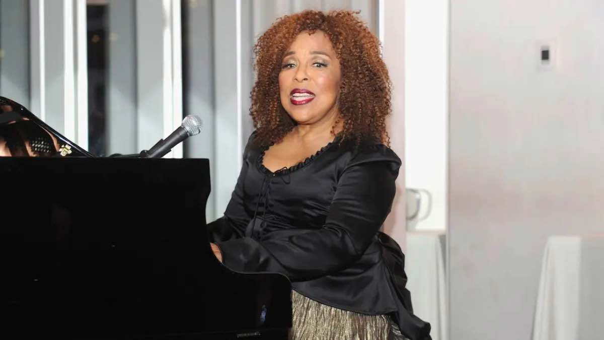 رحيل المغنية الأمريكية روبرتا فلاك عن عمر ناهز 88 عاما