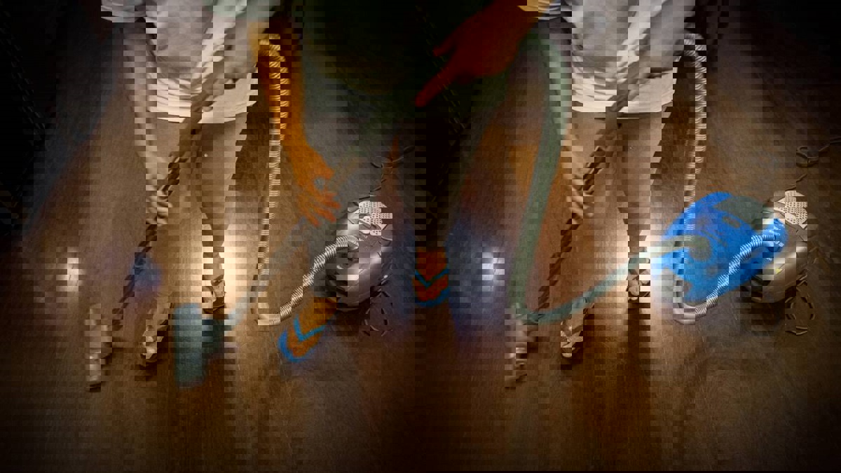 خادمة في الإمارات تصور ربة منزل وبناتها في أوضاع مختلفة وترسلها لصديقها