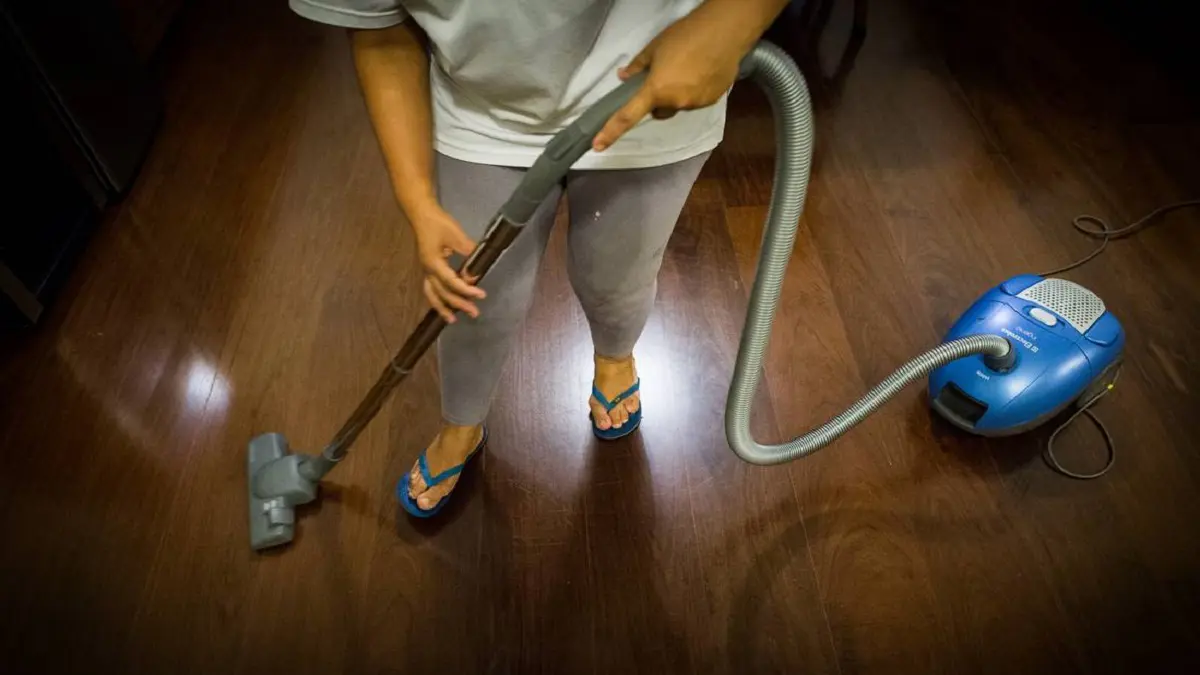 خادمة في الإمارات تصور ربة منزل وبناتها في أوضاع مختلفة وترسلها لصديقها