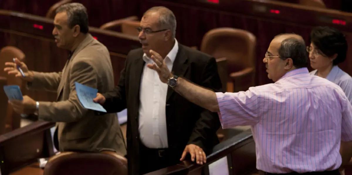 "الكنيست" الإسرائيلي يفرض قيودًا على سفر نوابه العرب