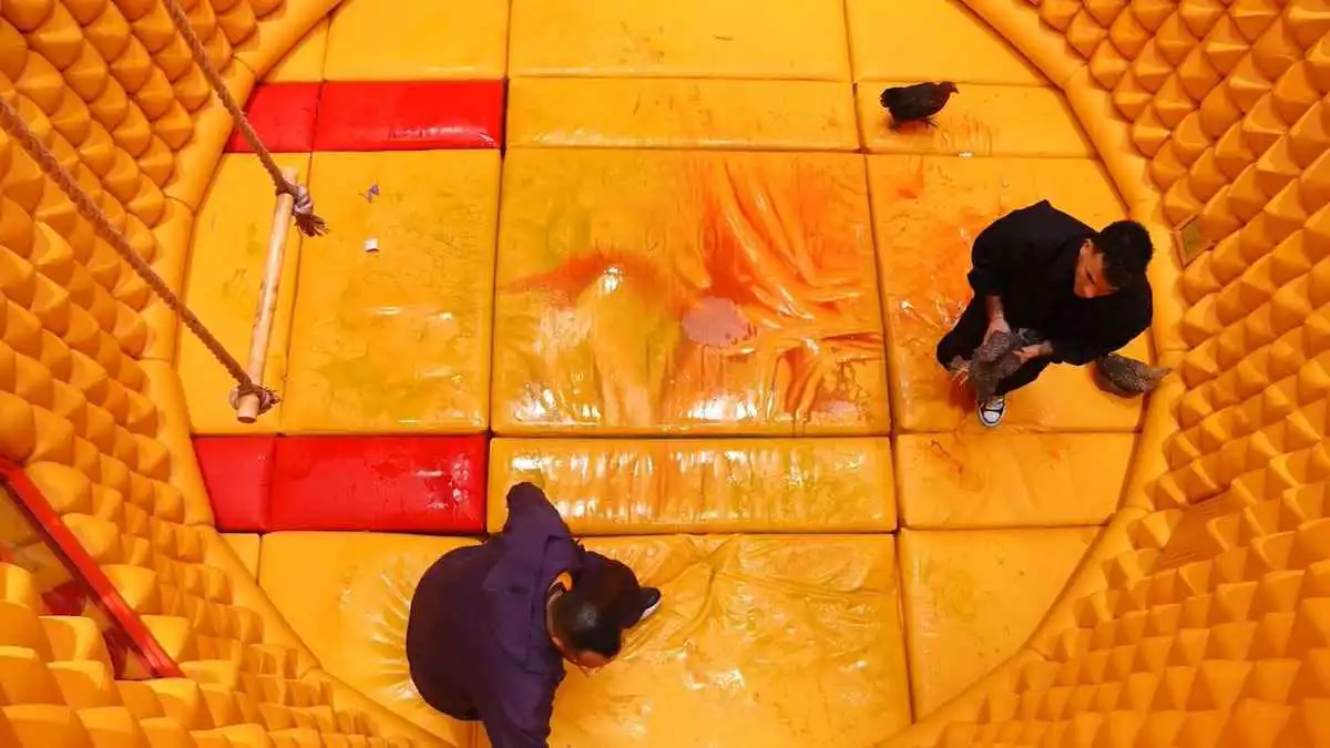 أثناء تحطيم الغرفة.. إصابة زيزو في مقلب "رامز ليفل الوحش" (فيديو وصورة)