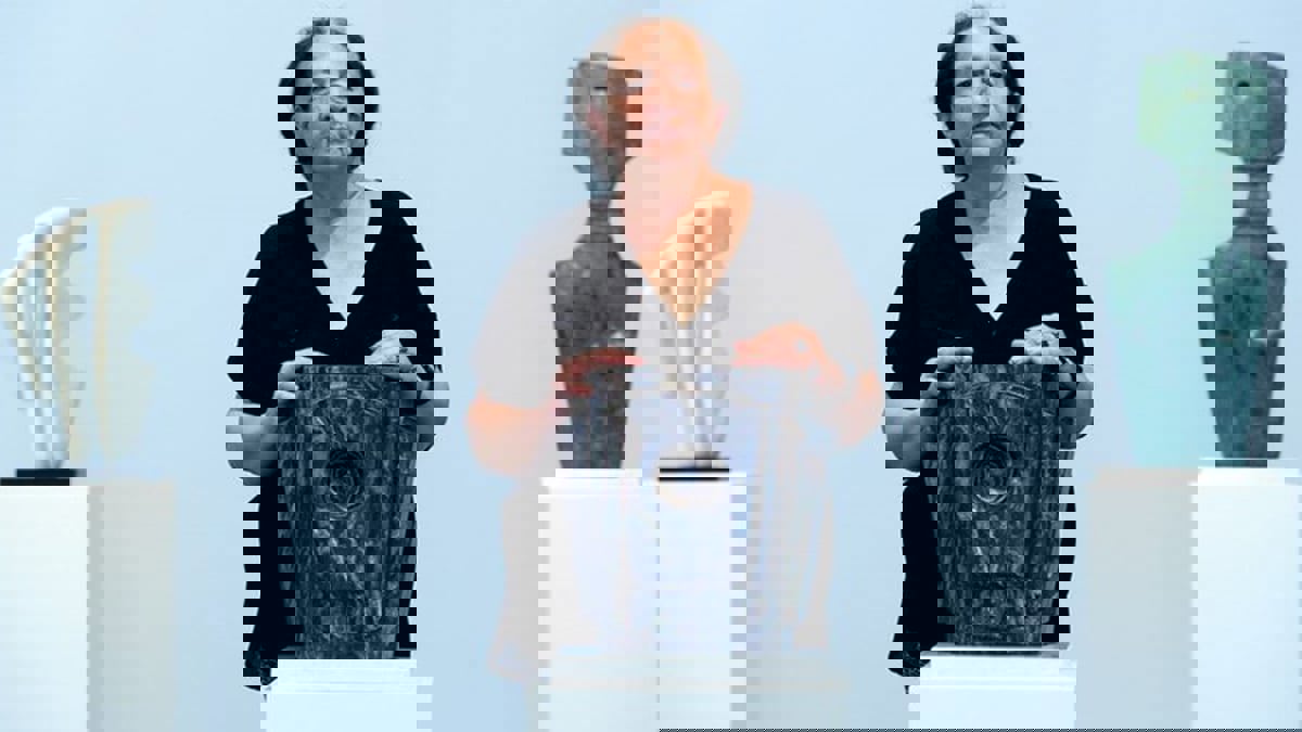 "الحجارة علّمتني بهاء الفعل".. النحاتة العالمية منى السعودي تفارق الحياة