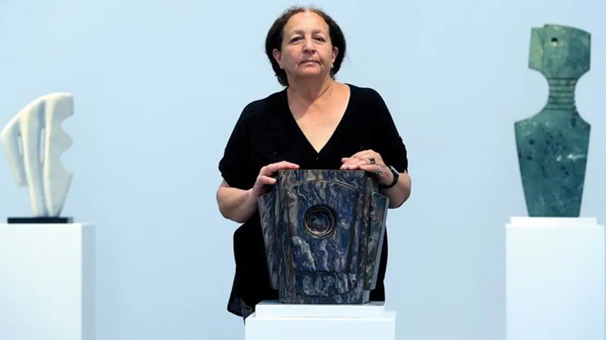 "الحجارة علّمتني بهاء الفعل".. النحاتة العالمية منى السعودي تفارق الحياة