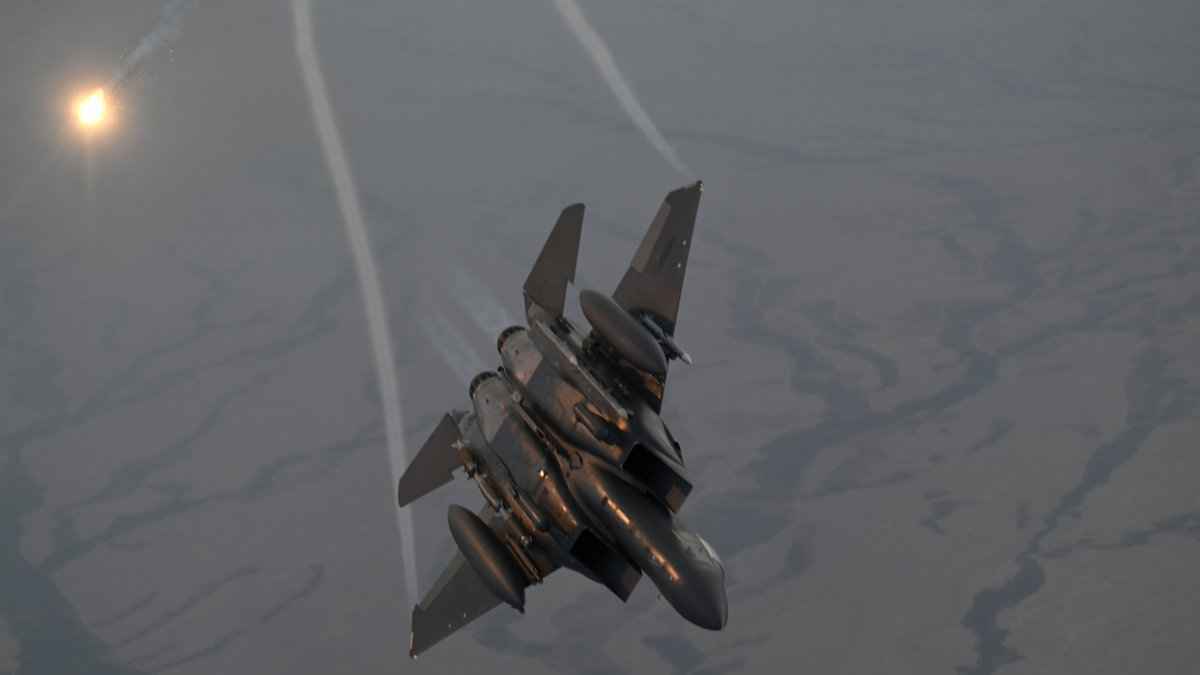 أسفل الأرض وفي بطون الجبال.. 17 غارة تستهدف أسلحة الحوثي (فيديو)