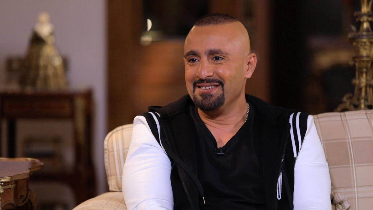 أحمد السقا يصف نفسه بـ"تربي الوسط الفني" لحضوره الكثير من الجنازات (فيديو)