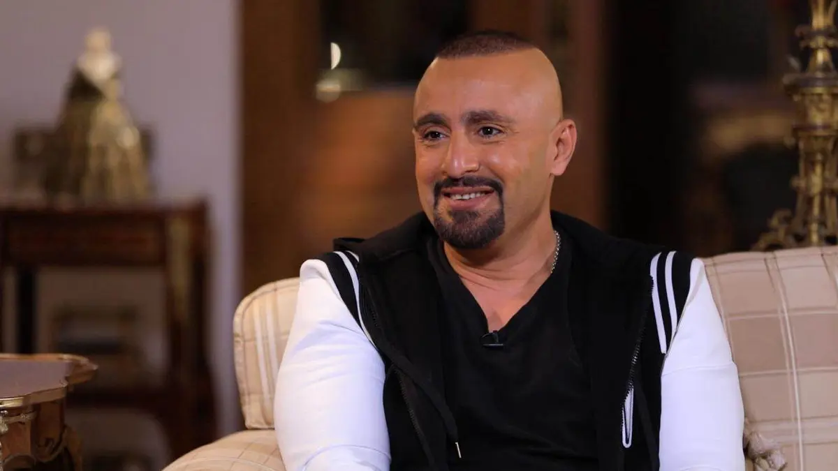 أحمد السقا يصف نفسه بـ"تربي الوسط الفني" لحضوره الكثير من الجنازات (فيديو)