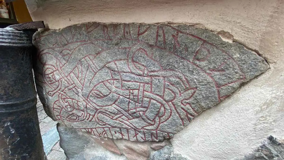 نقش عمره 200 عام يكشفه سقوط شجرة في كندا