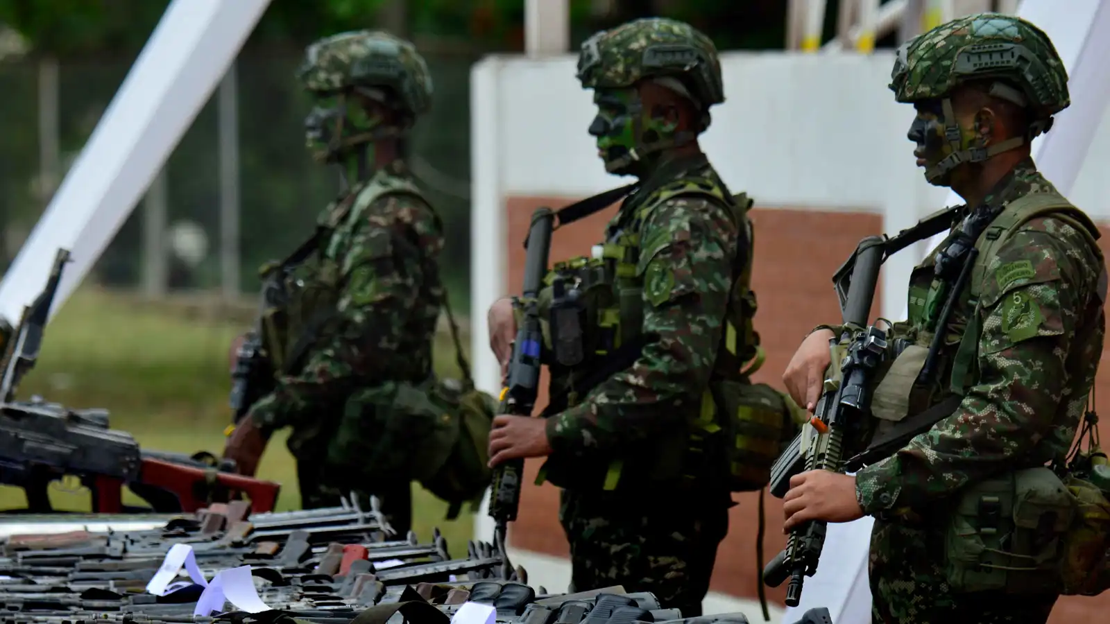 مقتل 27 في اشتباكات بين جماعتين مسلحتين في كولومبيا