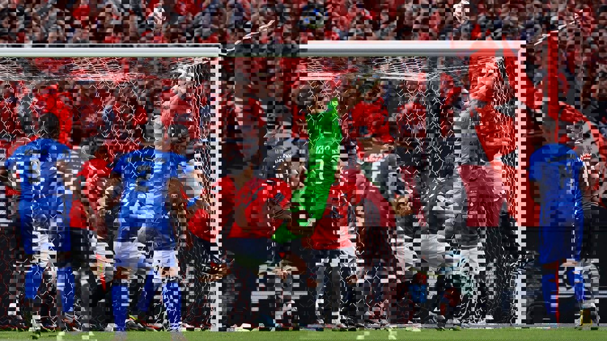 هل تغاضى الحكم عن ضربتي جزاء للهلال أمام أوراوا؟ (فيديو)